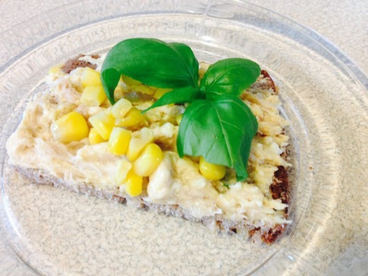 Tartines au pâté d’œufs et de thon garnies de poivron et maïs