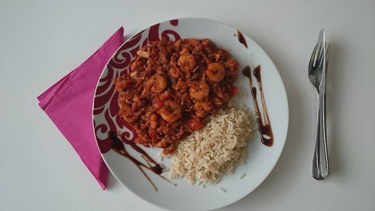 Ragoût de poisson et crevettes accompagné de riz