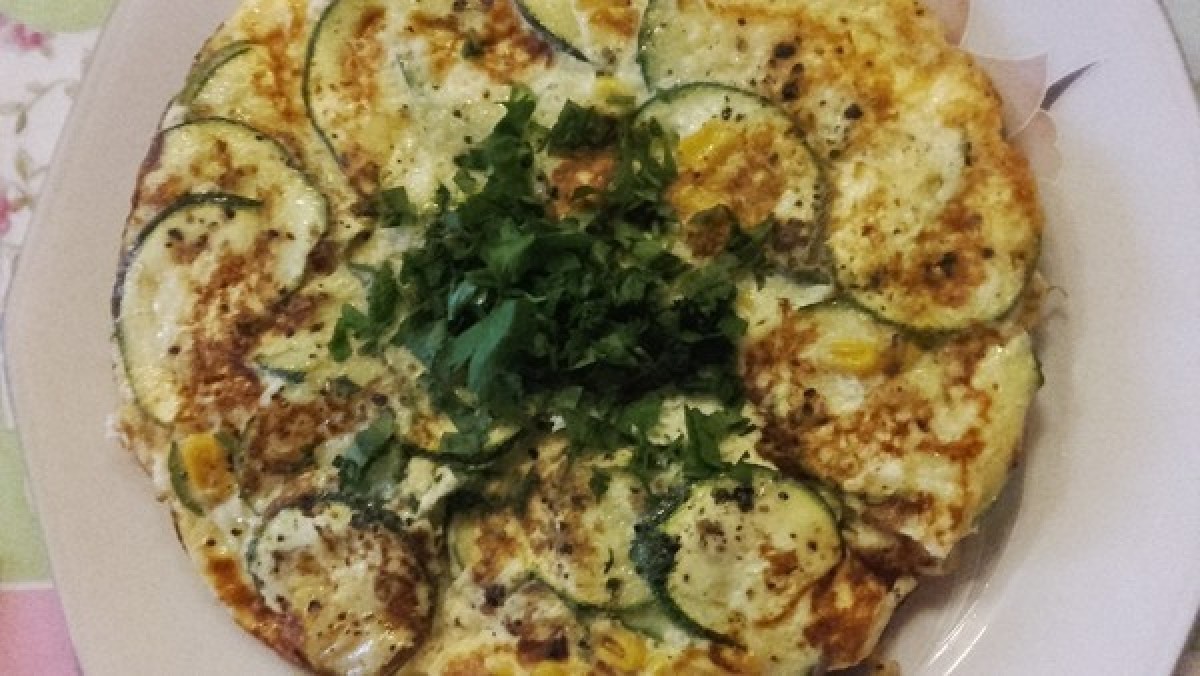 Omelette à la courgette et au maïs