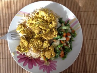 Kalkoenfilet in kerrie met rijst en groenten