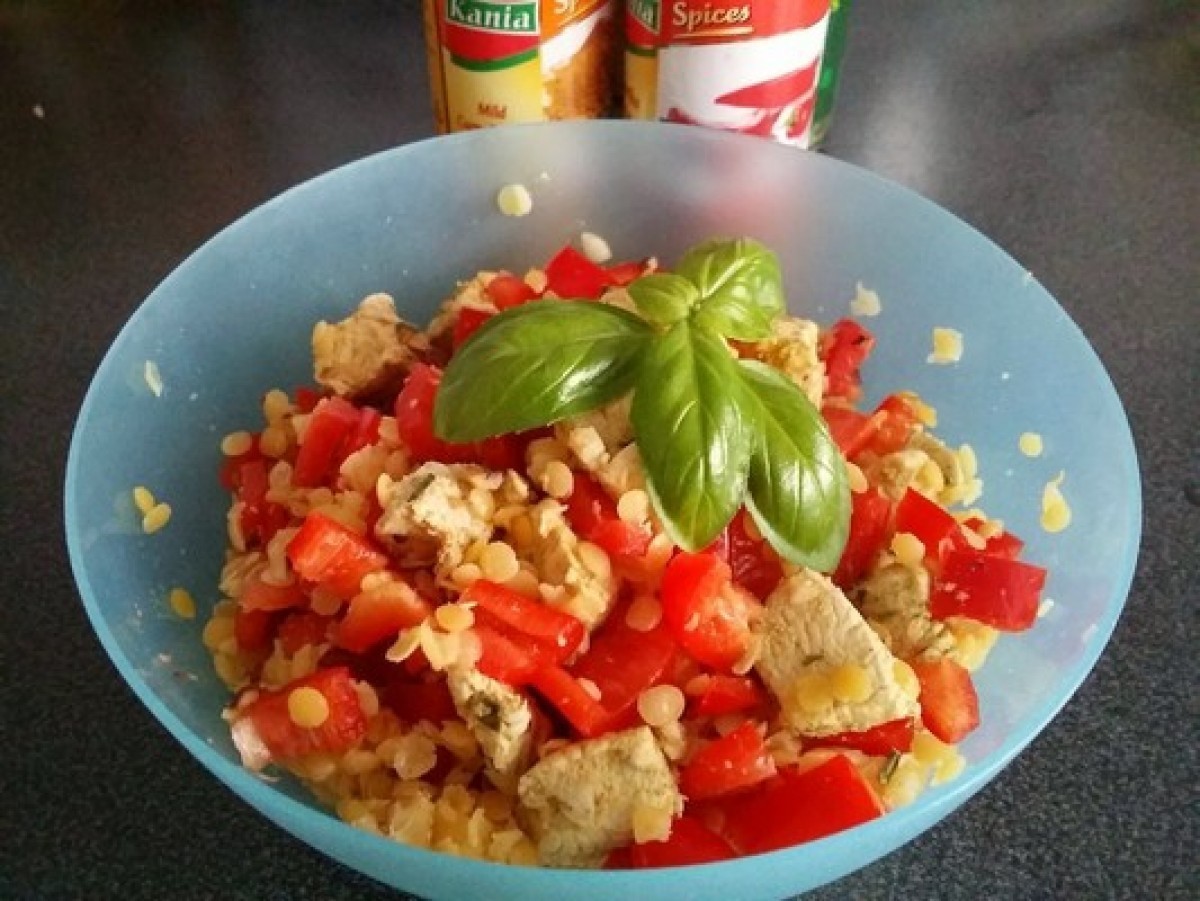 Salade met linzen, kip, noten en paprika