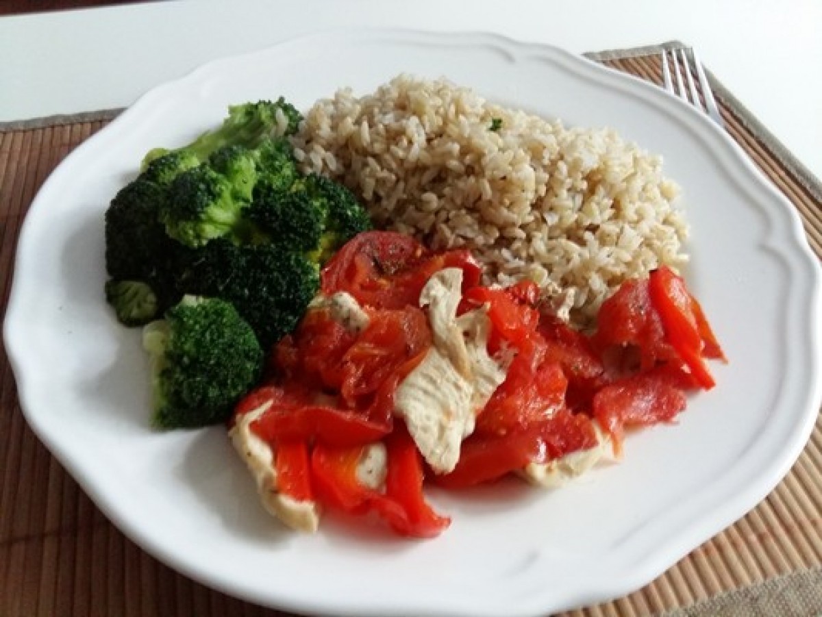 Gebakken kalkoen met tomaten, paprika en rijst