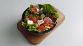 Salade met mozzarella en olijven