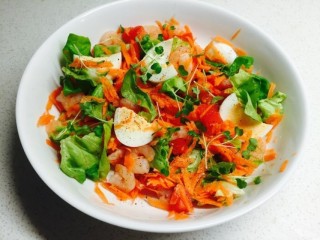 Salade met garnalen, ei en groenten