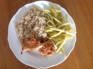 Putenfleisch gefüllt mit Mozzarella mit Bohnen und Reis