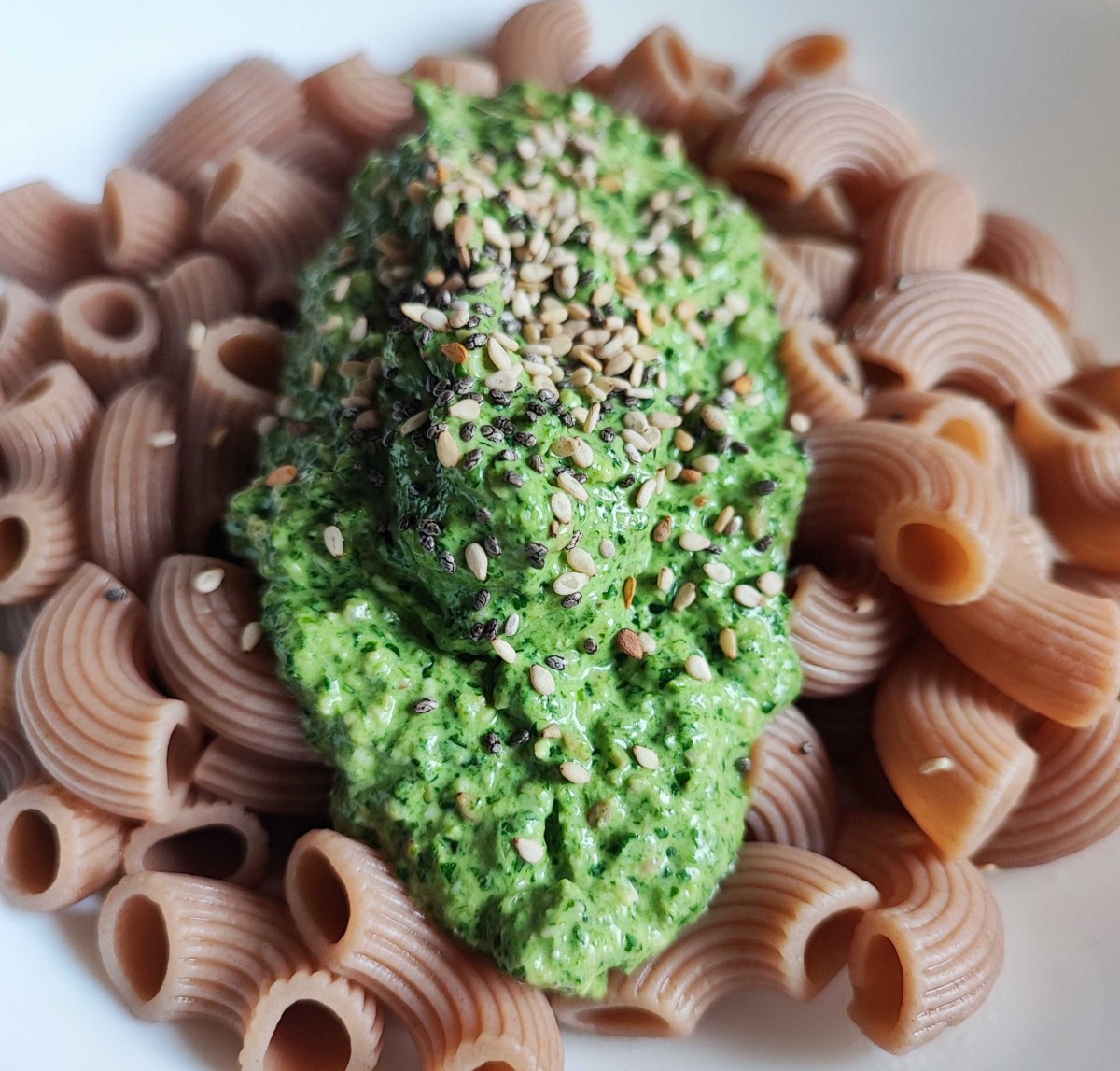 Vollkornnudeln mit Feldsalatpesto und Sesam