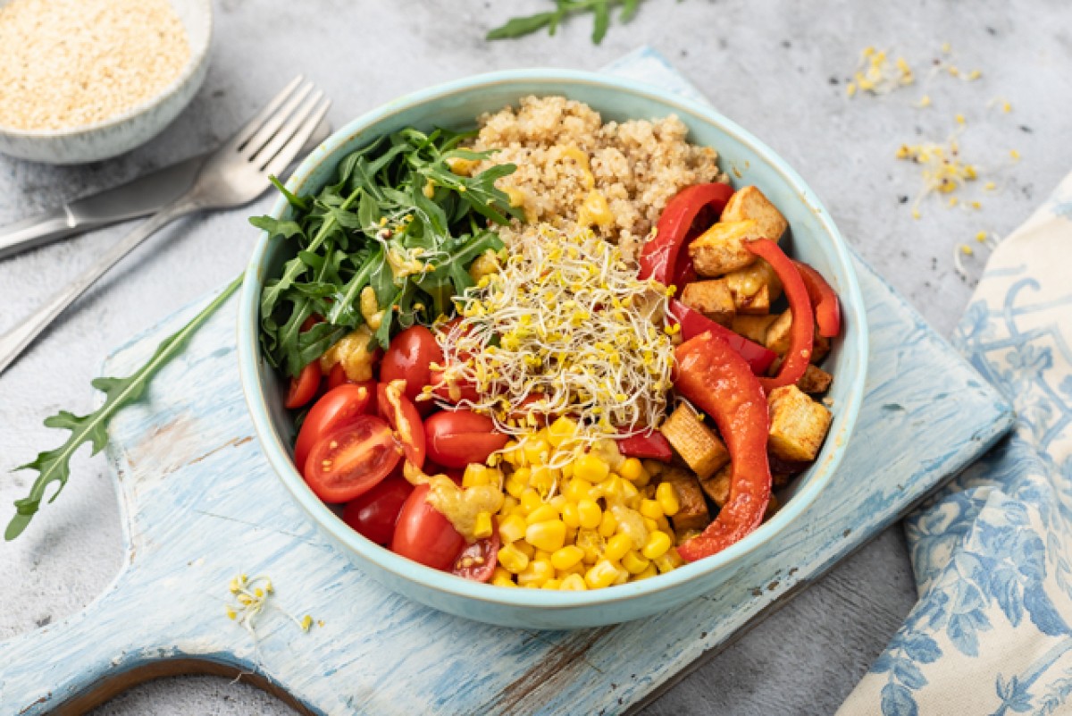 Bowl with tofu, pepper, sweetcorn and rocket
