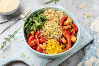 Bowl met tofu, paprika, mais en rucola