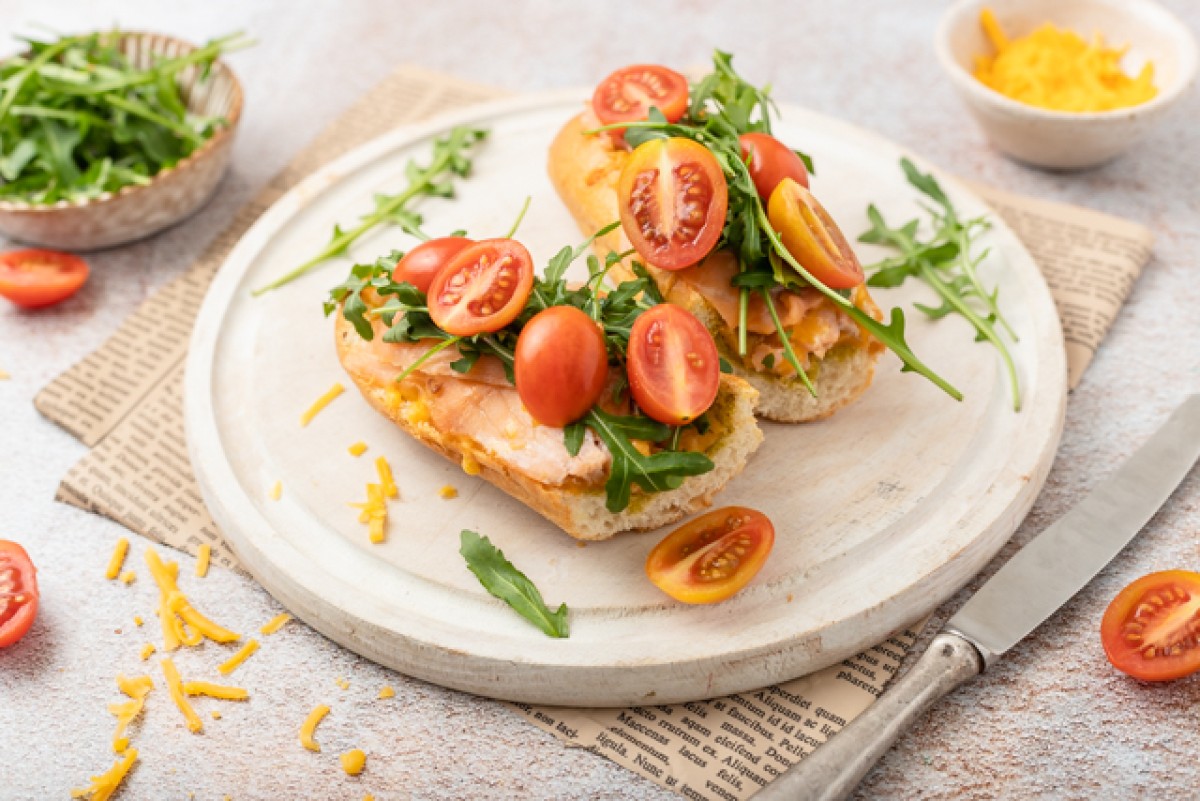 Ovenschotel met gerookte zalm, rucola en cherrytomaatjes