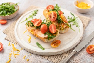 Ovenschotel met gerookte zalm, rucola en cherrytomaatjes
