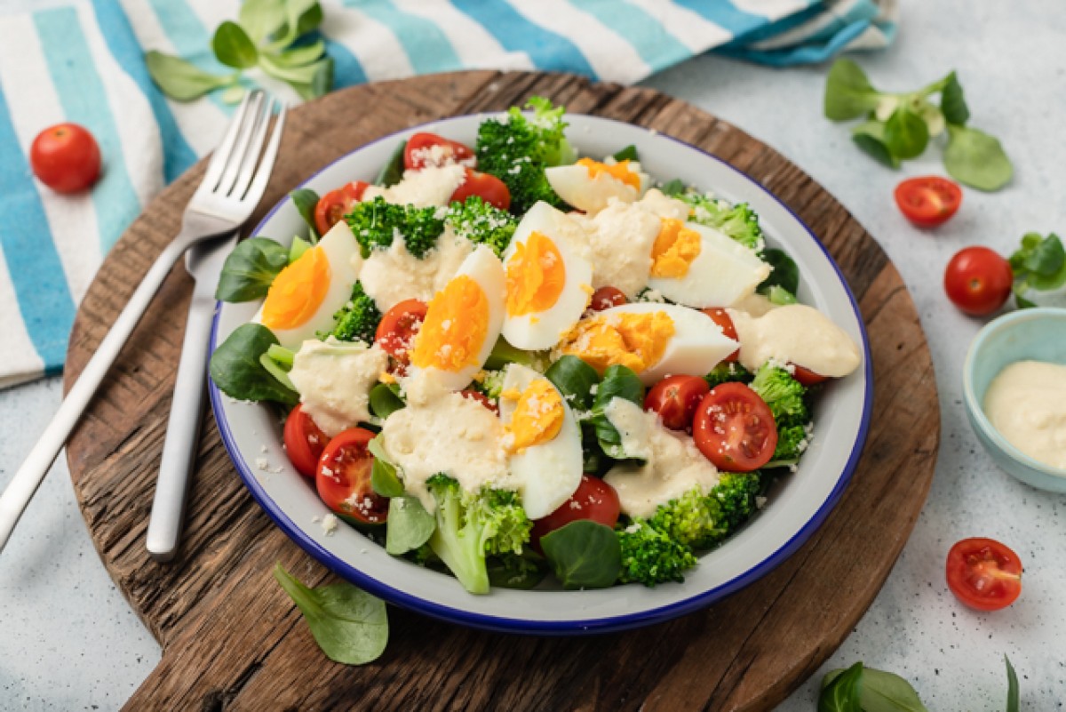 Brokkoli-Eier-Salat mit Mayonnaise-Dressing