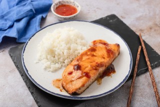 Salmone in salsa sweet chilli con riso