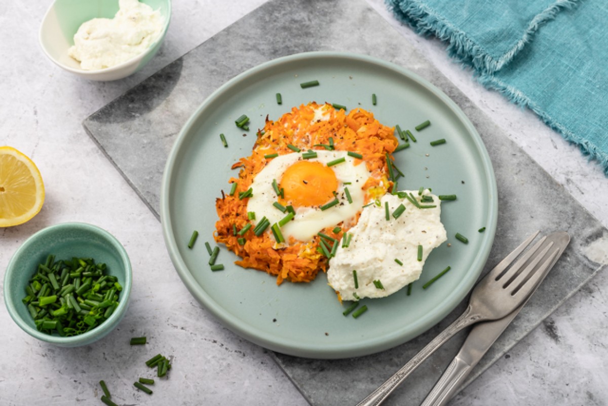 Baked carrot pancake with egg and ricotta