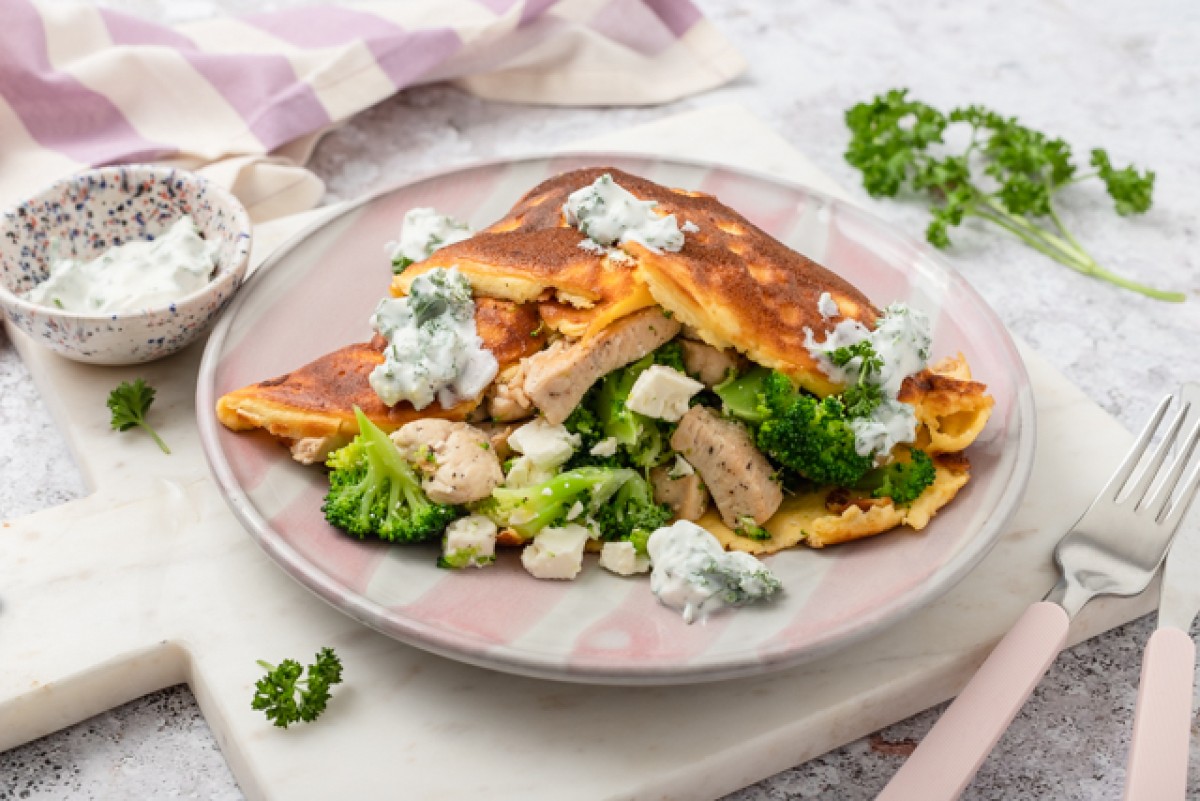 Keto pancakes with broccoli, chicken and feta