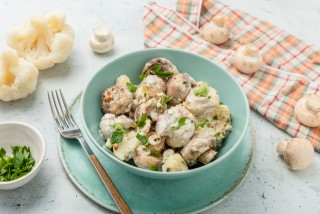Mushrooms fried with cauliflower and parsley