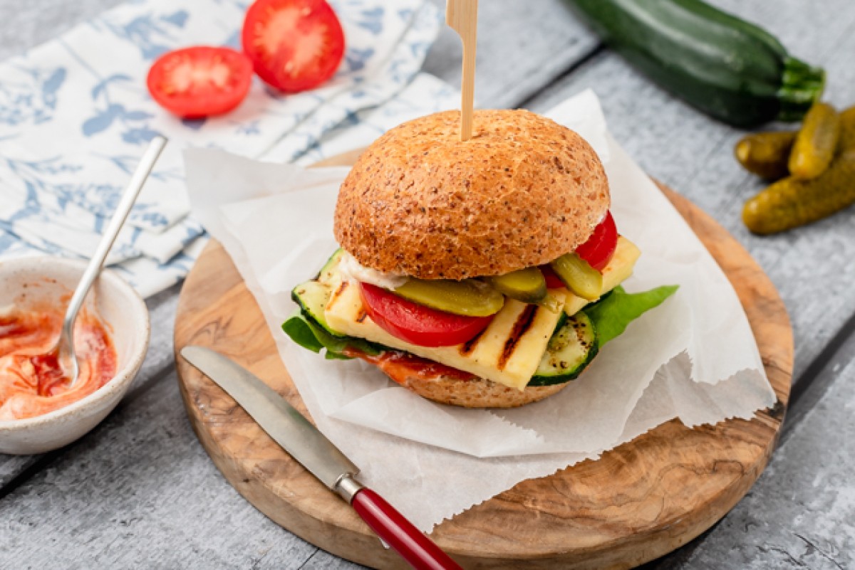 Vegetarische burger met gegrilde halloumi-kaas, courgette en tomaat