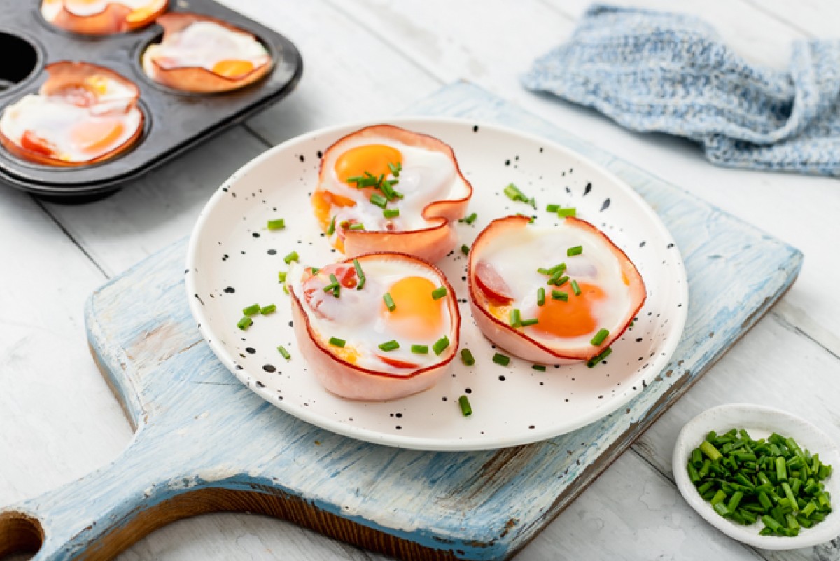 Gebakken cups met ham, kaas en ei