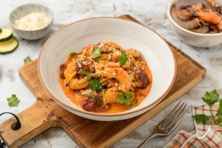 Pasta de calabacín en salsa de tomate con chorizo y camarones