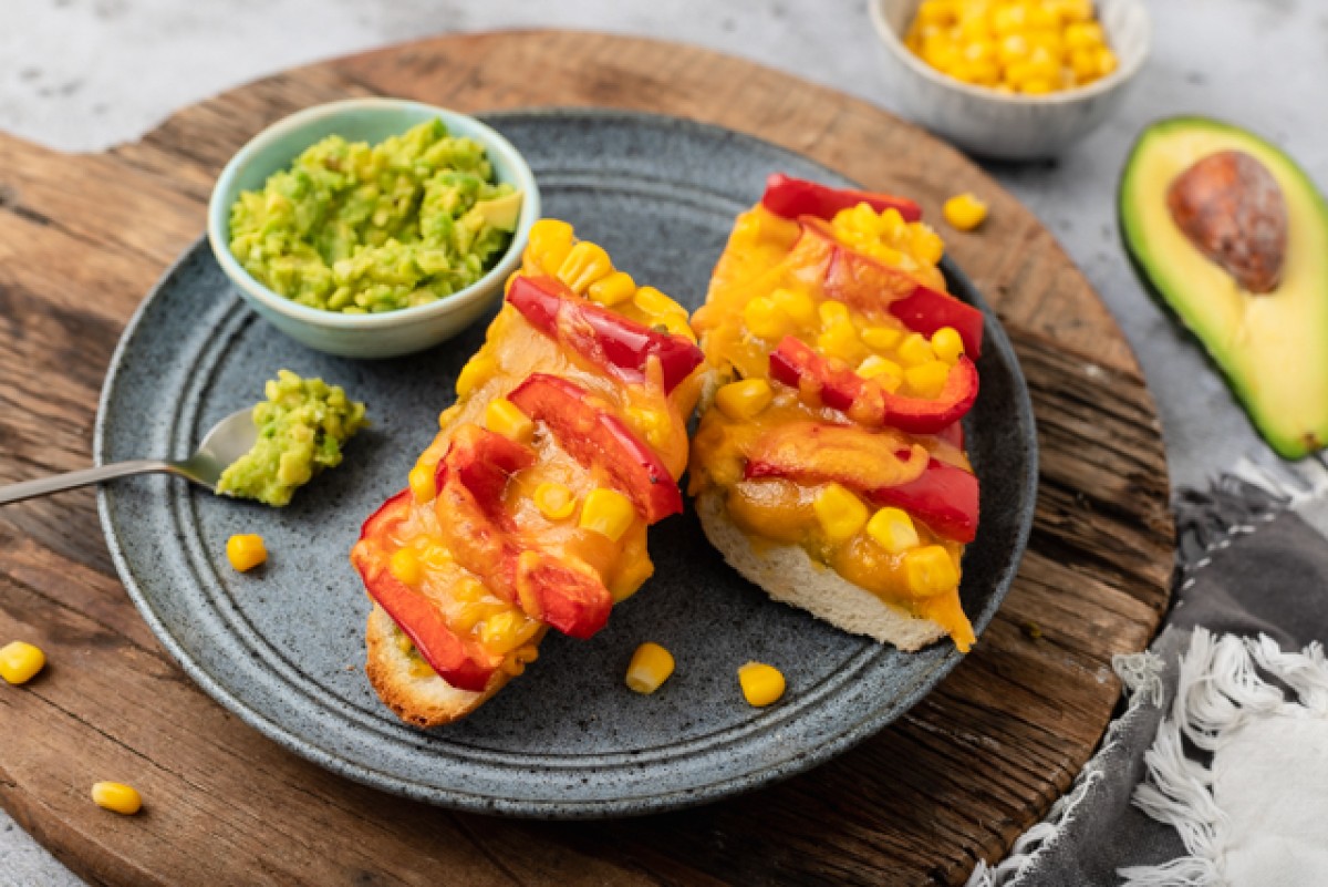 Cazuela con queso cheddar, maíz, pimiento y guacamole