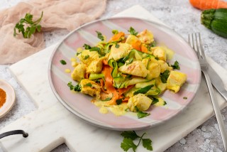 Carrot and courgette pasta with curry sauce and chicken
