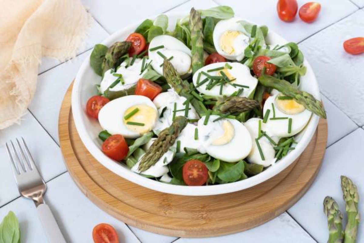 Asparagus and boiled egg salad with yoghurt sauce