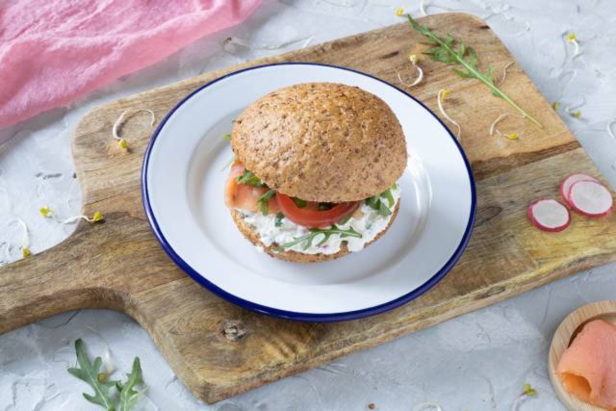 Burger petit-déjeuner au fromage blanc, saumon et à la roquette