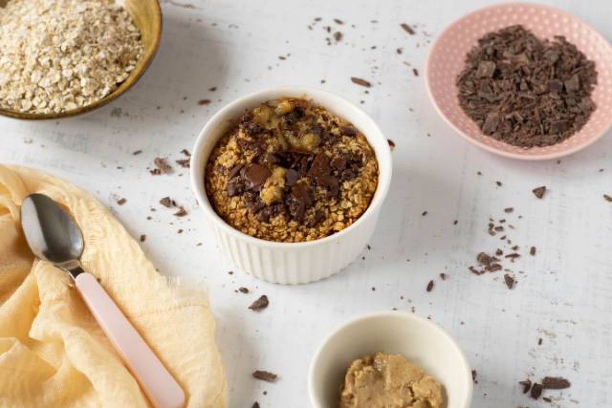 Baked oats with peanut butter and chocolate