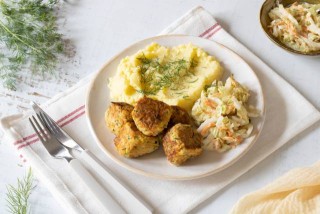 Vegetarische gehaktballetjes met aardappelpuree en salade
