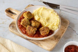 Vegetarische gehaktballetjes in tomatensaus met aardappelpuree