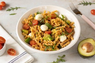 Salade van rode linzen en mozzarella met pasta