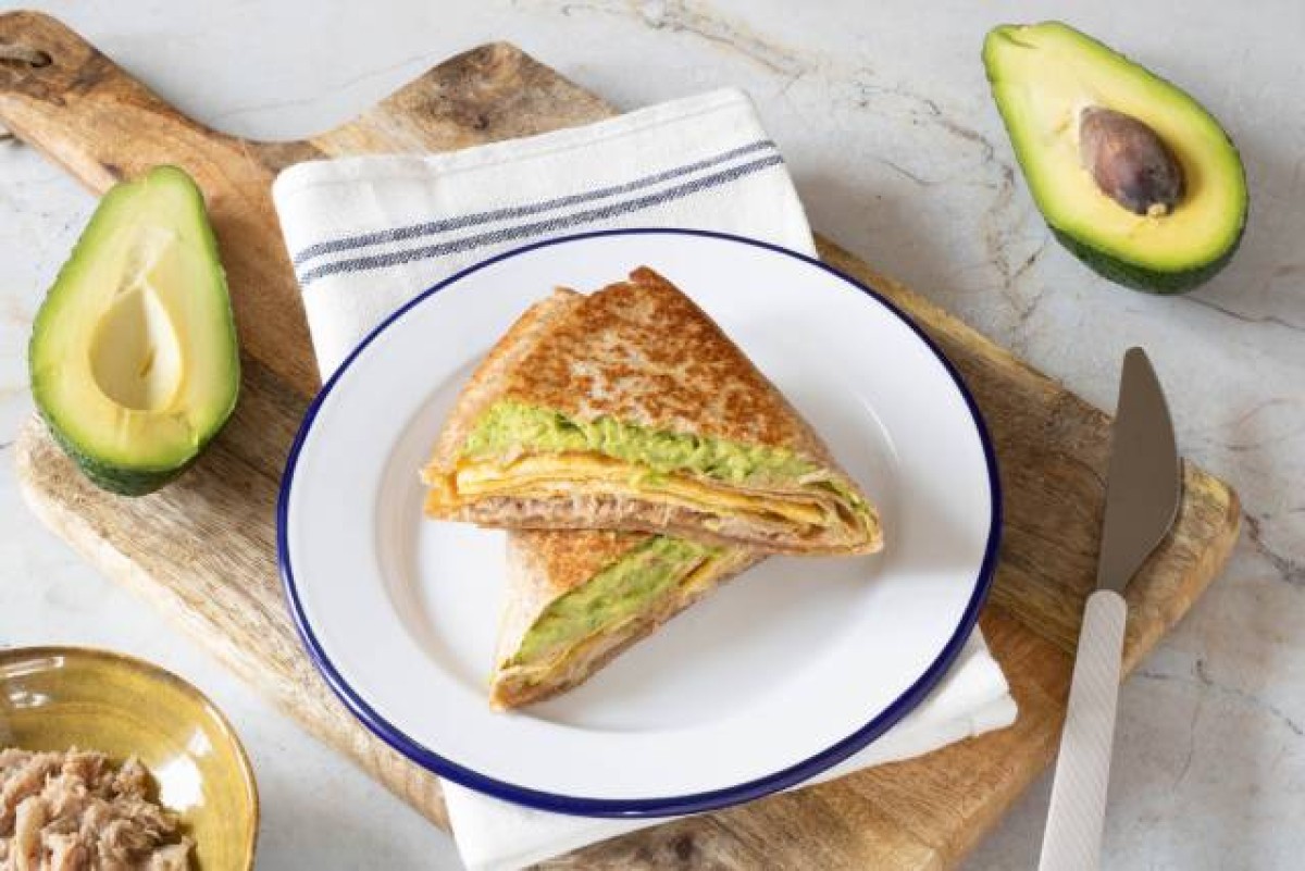 Tortilla au thon, avocat, cheddar et à l'omelette