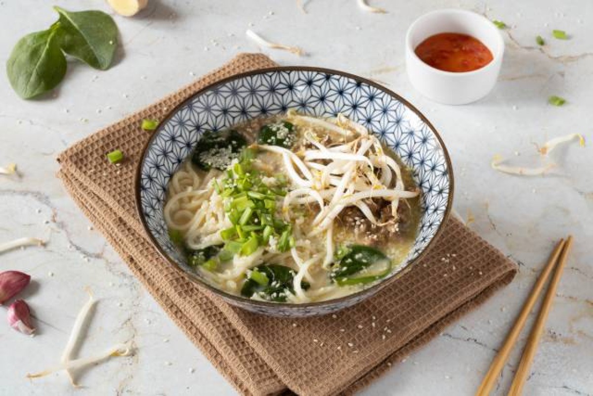 Ramen rapide à la viande hachée, aux épinards et aux pousses de haricots mungo
