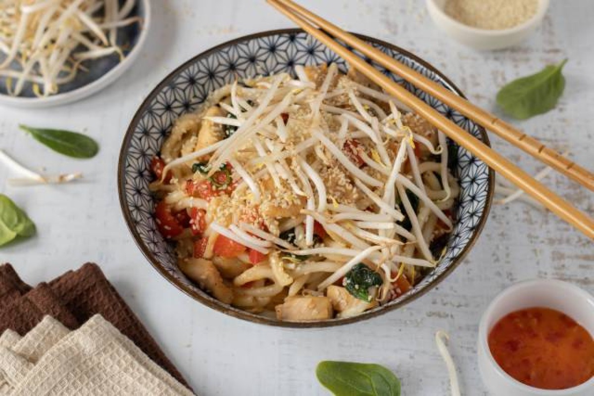 Udons au poulet en sauce au chili doux, au poivron, aux épinards et pousses de haricots mungo