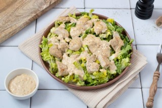 Caesar-Salat mit Hähnchenbrust