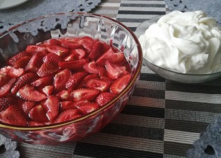 Galaretka z truskawkami i śnieżką