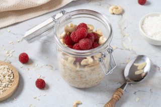 Haferflocken über Nacht à la Rafaello mit Himbeeren