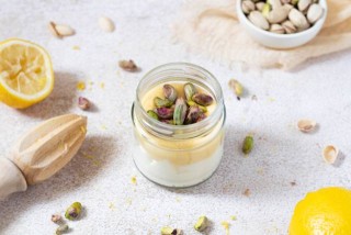 Mascarpone met lemon curd en pistachenoten