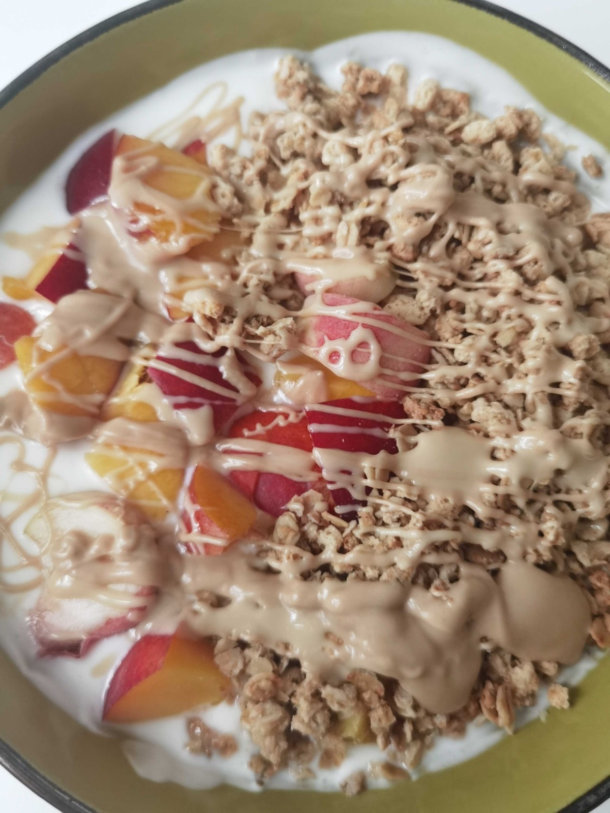 Frühstücksjoghurt mit Obst und Müsli
