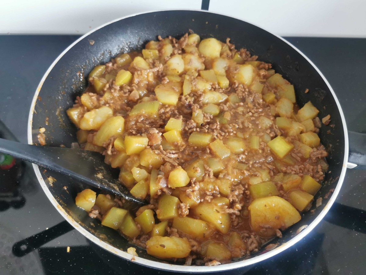 Zucchini Hack Pfanne mit Kartoffeln und Zwiebeln