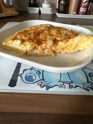 Omlet with mozzarella, cheddar cheese and onion