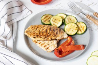 Mals gegrilde kip met courgette en paprika