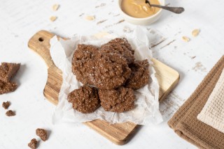 Biscotti al burro di arachidi e cocco a basso contenuto di carboidrati, senza cottura