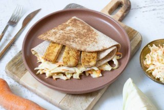 Tortilla with colesław and tofu