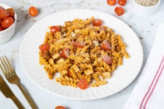 Linzenpasta met vegan pesto van zongedroogde tomaten