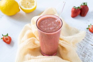 Smoothie van avocado, aardbei en cashewnoten