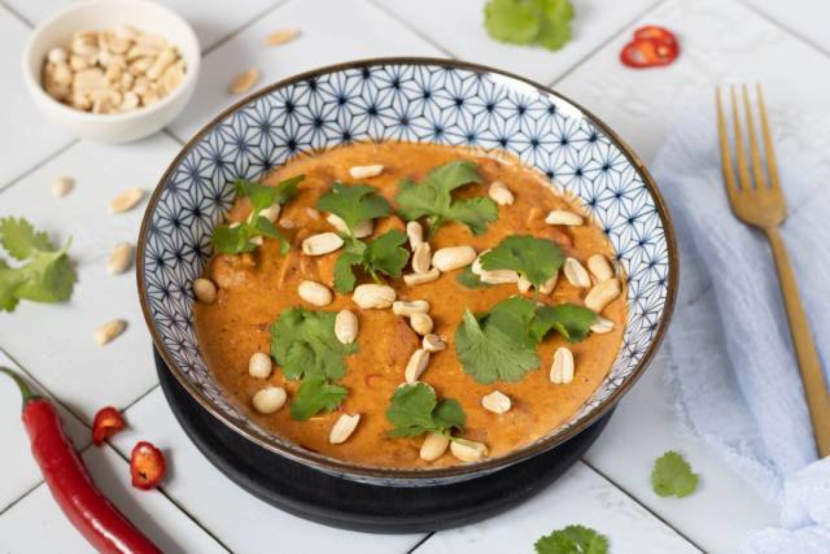 Cuisses de poulet en sauce au beurre de cacahuète