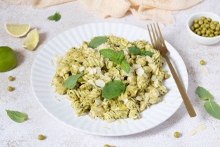 Nudeln mit Erbsencremesuppe mit Limette, Minze und Hähnchenbrust