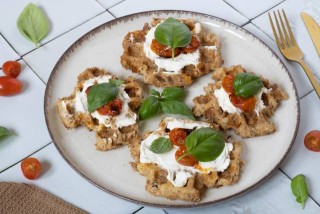 Keto-Waffeln mit Thunfisch, Frischkäse und gebackenen Kirschtomaten