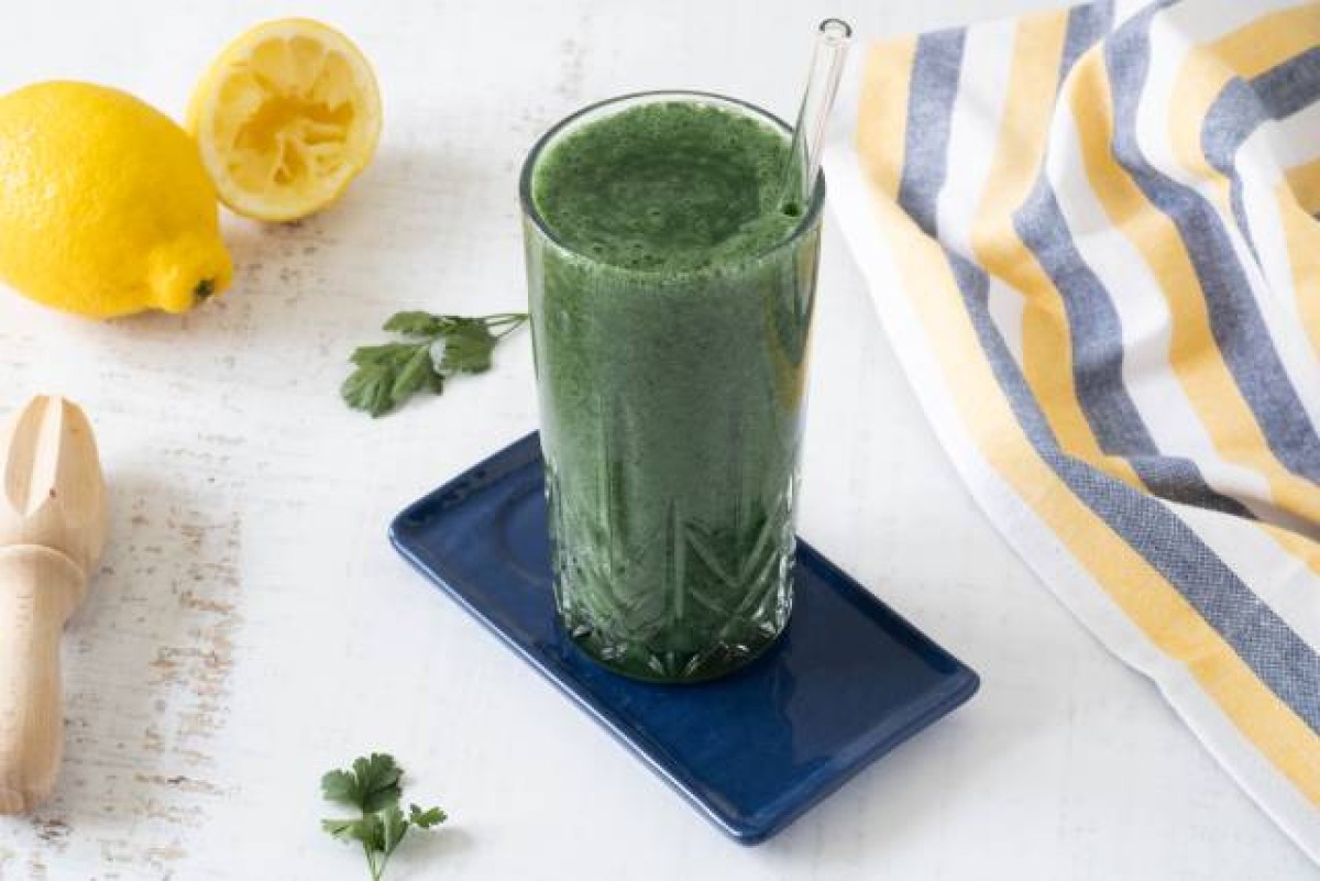 Frullato di avocado, banana e spirulina