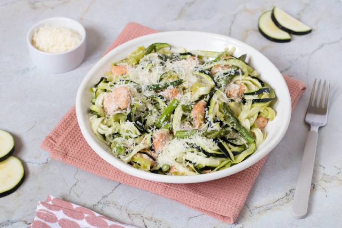 Courgette pasta met zalm, asperges en parmezaan